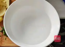 Illustration of how to make braised potato sticks and noodles 2