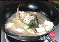 Illustration of how to make wolfberry tofu and fish head soup 7