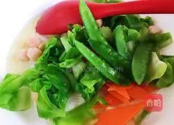 Illustration of how to make stir-fried udon noodles with mixed vegetables and seafood 4