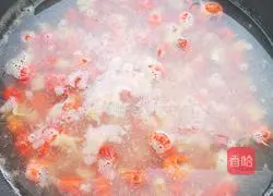 Illustration of how to make spicy crayfish for midnight snack 1