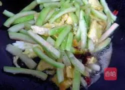 Illustration of how to make scrambled eggs with watermelon rind 12