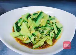 Illustration of how to clap cucumbers by hand 3