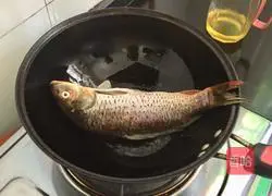 Illustration of how to make braised crucian carp 2