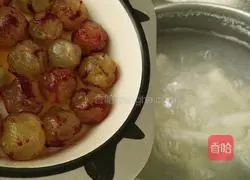 Illustration of how to make rock sugar yam and grapes 5