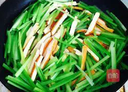 Illustration of how to make fried celery and dried beans 4