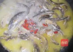 Illustration of how to make wolfberry loach soup 5