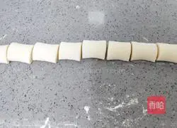 Illustration of how to make steamed flower rolls 14