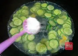 Cucumber and preserved egg soup recipe 7