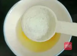 Illustration of how to make luffa, mushroom and egg drop soup 3