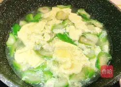 Illustration of how to make loofah and egg soup 11