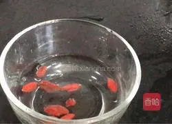 Illustration of how to make shrimp skin and preserved egg soup 7