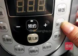 Illustration of how to make mung bean, lily and tremella soup 5