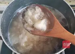 Illustration of how to make rock sugar, snow pear and tremella soup 8