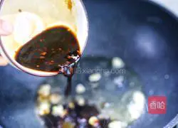 Illustration of how to make green pepper and egg noodles 14