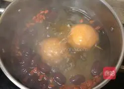 Illustration of how to make lung-moistening winter fruit pear soup 4