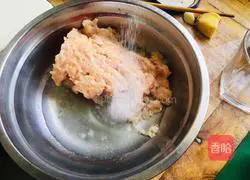 Illustration of how to make chicken wontons in clear soup 1