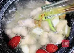 Chicken chestnut soup | Illustration of how to nourish the skin and nourish the kidneys 9