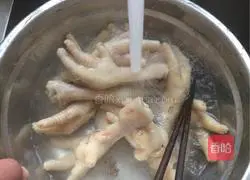Illustration of how to make red oil chicken feet 5