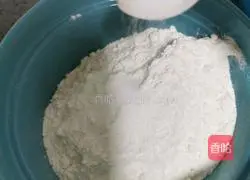 Illustration of how to make leek and egg pancakes 2