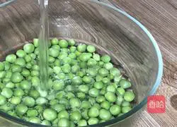 Illustration of how to make pea and egg noodle soup 2