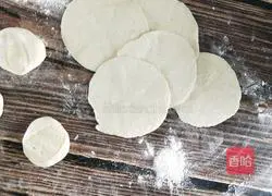 Illustration of how to make steamed buns stuffed with chives 18
