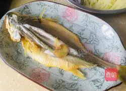 Illustration of how to make steamed yellow croaker 3