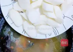 Illustration of how to make nourishing black-bone chicken and yam soup 12