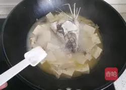 Illustration of how to make fish head and tofu soup 11