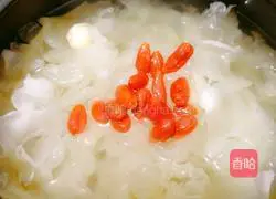 Illustration of how to make lotus seed lily and tremella soup 8