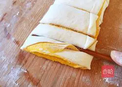 Illustration of how to make two-color flower rolls 7