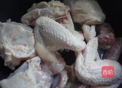 This bowl of soup is a must-have for health maintenance in winter - Astragalus and red dates stewed chicken soup Illustration of how to do it 4