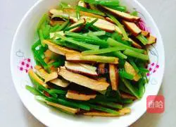 Illustration of how to make fried celery and dried beans 5