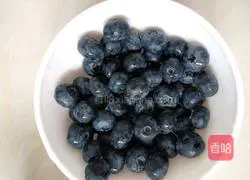 Illustration of how to make blueberry yogurt shake 1