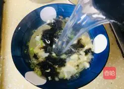 Illustration of how to make seaweed and egg drop soup 9