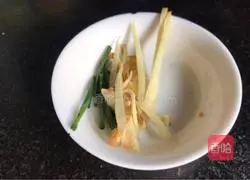 Illustration of how to make lean pork noodles with cabbage 2