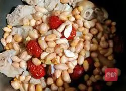 Lotus root, peanut and pig's trotters soup recipe 7