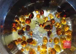 Illustration of how to make peach gum, saponin and snow swallow syrup~1