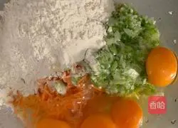 Illustration of how to make carrot and green pepper egg pancake 3