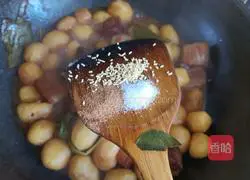 Illustration of how to cook pork belly and braised baby potatoes 13