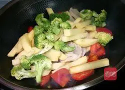 Illustration of how to make potato and salty bamboo shoot soup 9