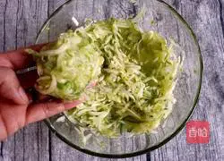 Illustration of how to make zucchini and meat dumplings 8