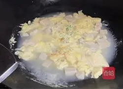 Illustration of how to make egg and tofu soup 7