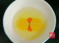 Illustration of how to make mushroom, seaweed and egg drop soup 3