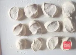 Illustration of how to make classic pork and cabbage buns 9