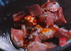 Illustration of how to make golden garlic beef cubes 3