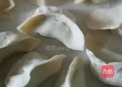 Illustration of how to make leek and pork dumplings 9