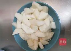 Illustration of how to make rock sugar, snow pear and lily soup 4