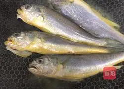 Illustration of how to make small yellow croaker and shredded radish soup 6