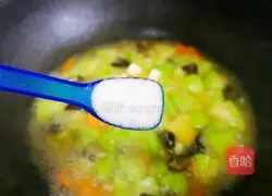 Illustration of how to make loofah, tofu and fungus soup 9