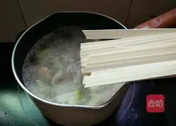 Illustration of how to make seafood noodles 6